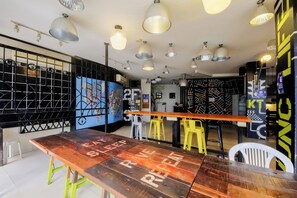 Reception - Spot On Junction Hostel  (Makati)