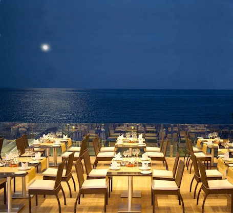 2 restaurants; breakfast, lunch and dinner served . Mare Blue Hotel