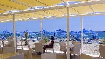 2 ravintolaa, joissa tarjoillaan aamiainen ja lounas; Välimeren keittiö