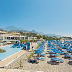 2 piscines extérieures, parasols de plage, chaises longues