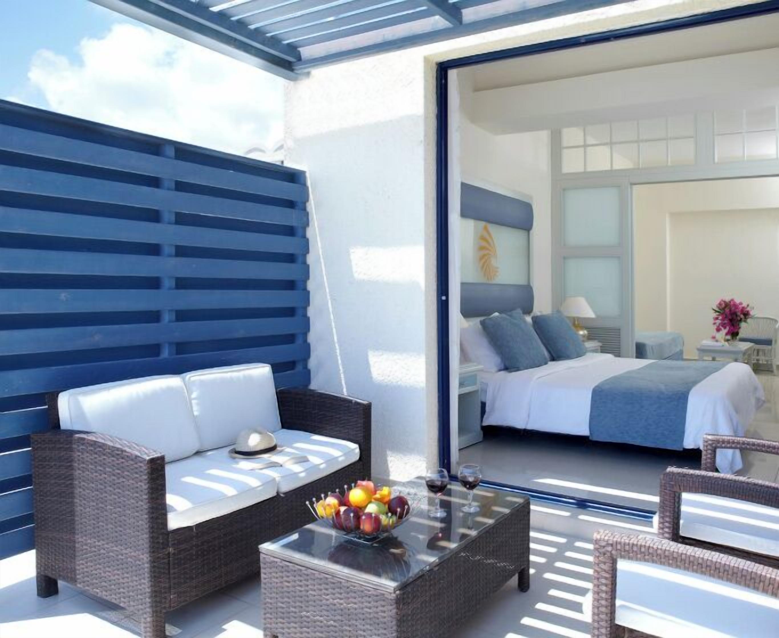 خزنة داخل الغرفة وستائر تعتيم وتجهيزات عازلة للصوت