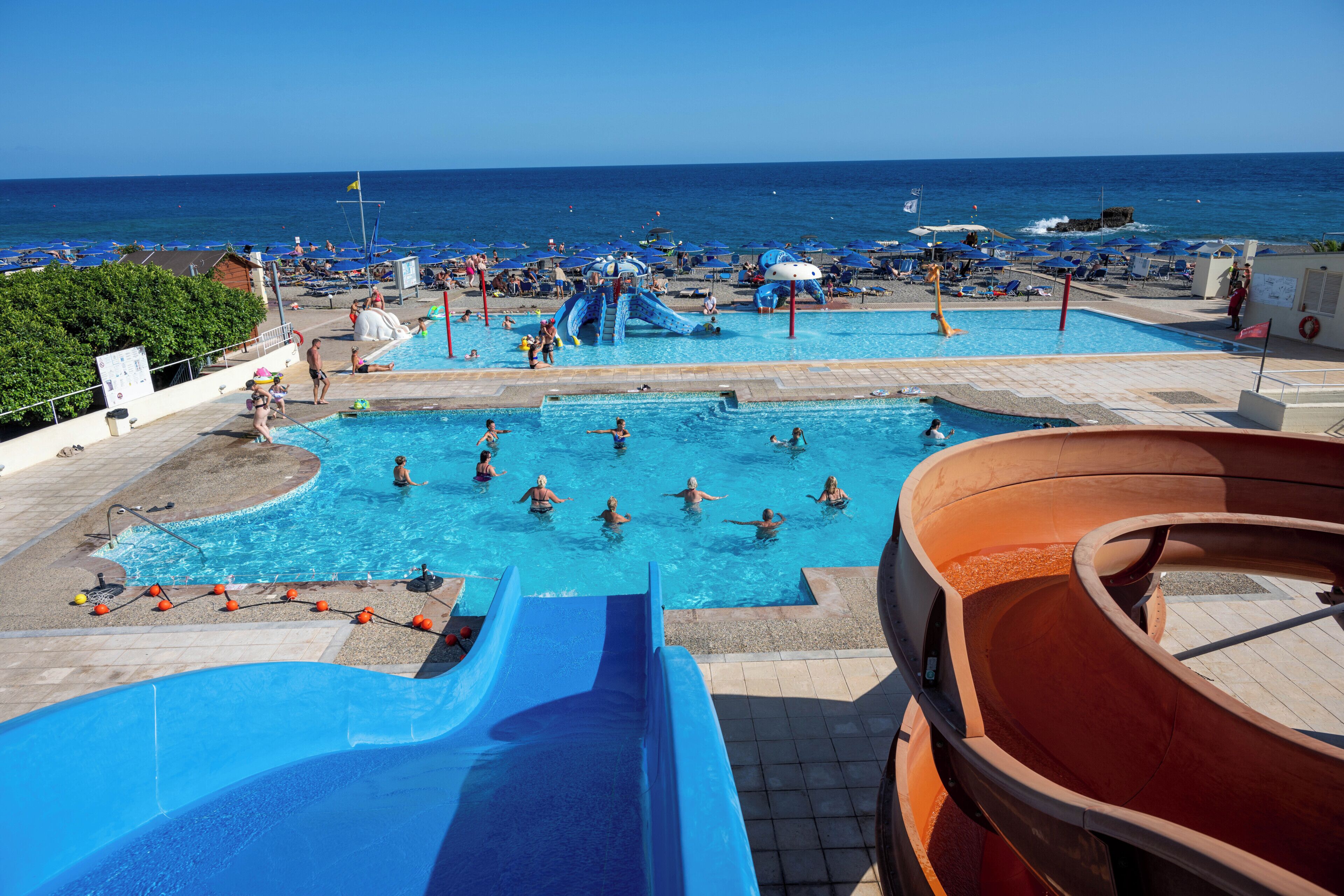 2 piscines a l'aire lliure, para-sols i gandules 