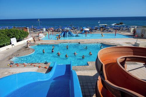 2 piscines extérieures, parasols de plage, chaises longues
