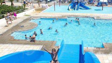2 udendørs pools, parasoller, liggestole