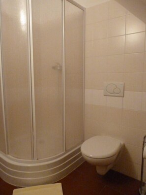 Habitación estándar con 1 cama matrimonial o 2 individuales, 1 habitación | Baño | Regadera, amenidades de baño gratuitas, secadora de cabello, toallas 