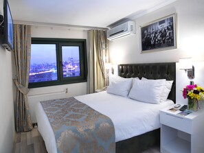 Premium bedding, minibar, in-room safe, desk - Monarch Hotel (Istanbul)
