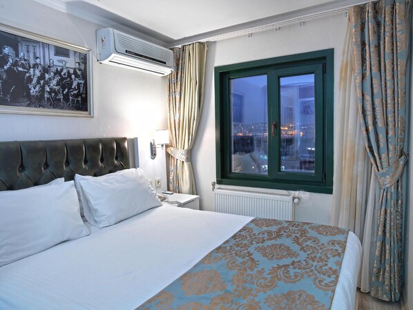 Premium bedding, minibar, in-room safe, desk - Monarch Hotel (Istanbul)