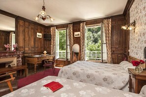 Bureau, lits bébé (gratuits), lits pliants/supplémentaires