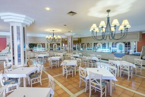 Breakfast, lunch and dinner served - Hotel Royal Suite (Pajara)