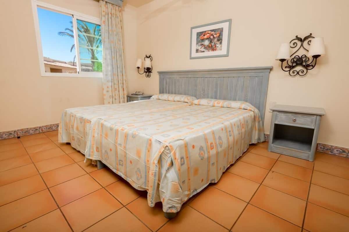 1 habitación, caja de seguridad en la habitación y escritorio