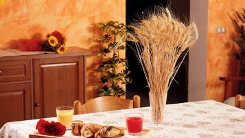 Appartement Familial, 2 chambres, cuisine, rez-de-chaussée | Coin séjour | Imprimantes