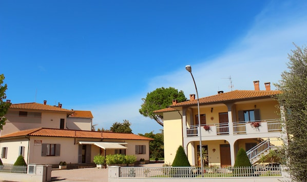 Un bâtiment à deux étages doté d’un balcon et d’un patio couvert.