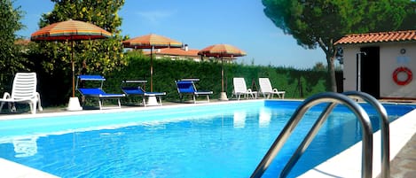 Piscine extérieure, parasols de plage, chaises longues