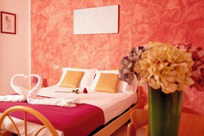 Skrivebord, blendingsgardiner og barnesenger (inkludert)