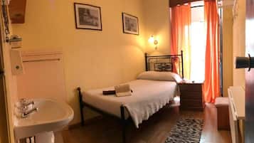 Escritorio, tabla de planchar con plancha, wifi gratis y ropa de cama