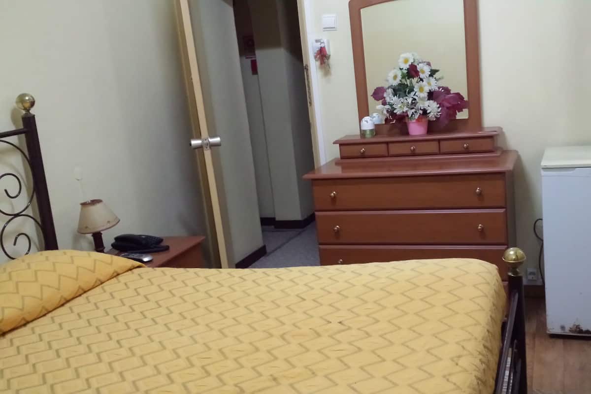 ห้องสแตนดาร์ดดับเบิล, ห้องน้ำส่วนตัว | โต๊ะทำงาน, เตารีด/โต๊ะรีดผ้า, Wi-Fi ฟรี, ผ้าปูที่นอน
