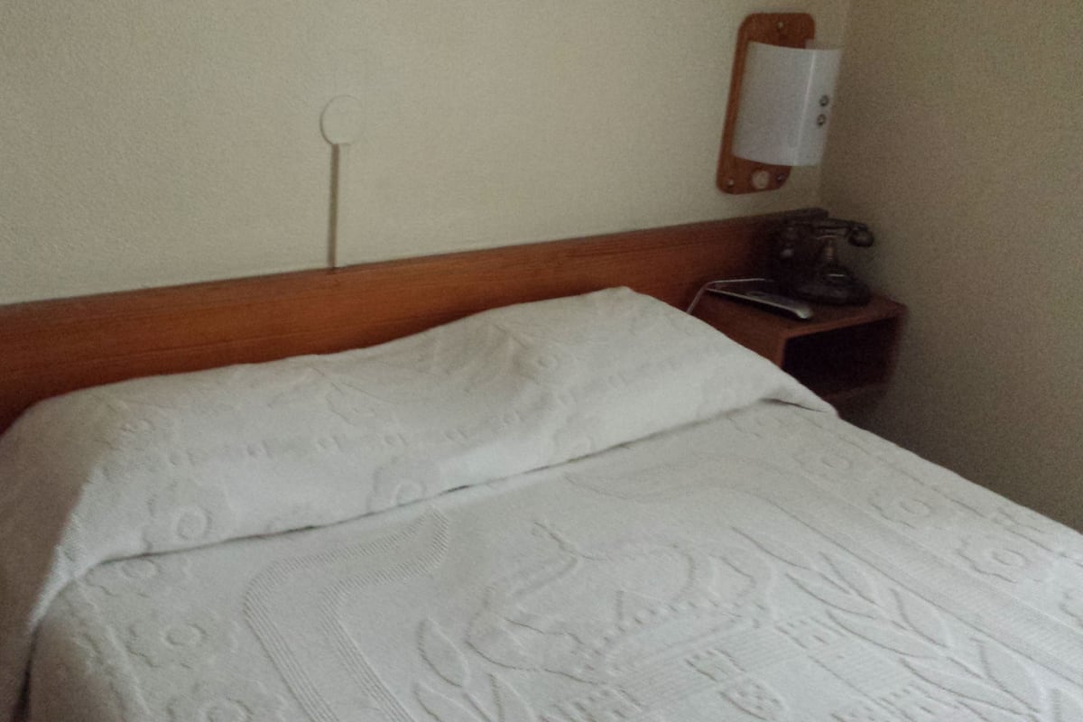 Een bureau, een strijkplank/strijkijzer, gratis wifi, beddengoed
