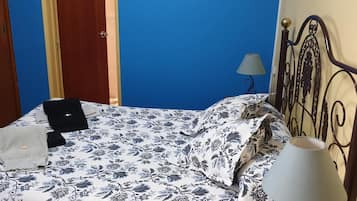 Escritorio, tabla de planchar con plancha, wifi gratis y ropa de cama