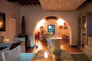 Déjeuner et dîner servis sur place