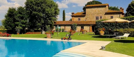 Piscine extérieure, parasols de plage, chaises longues