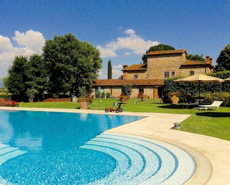 Outdoor pool, pool umbrellas, pool loungers. La Casa di Rodo