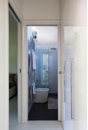 Apartment, 1 Bedroom | Bathroom | Shower, free toiletries, hair dryer, bathrobes - La Casa di Rodo (Quarrata)