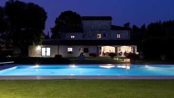 AuĂenpool, Sonnenschirme, LiegestĂŒhle