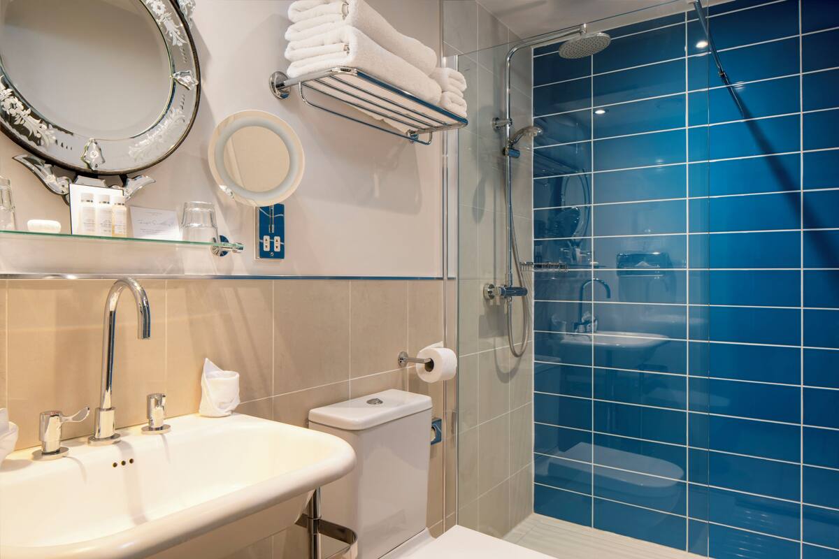 Designertoalettartikler, hårføner, badekåper og håndklær