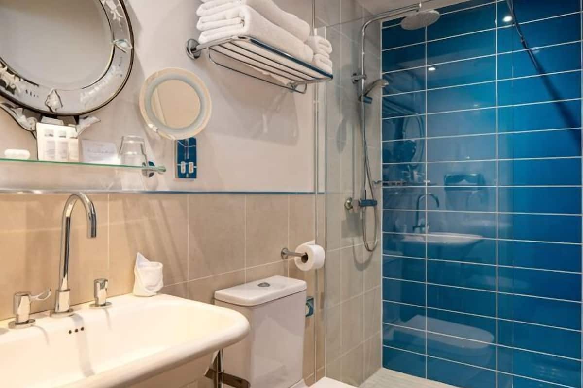 Designertoalettartikler, hårføner, badekåper og håndklær
