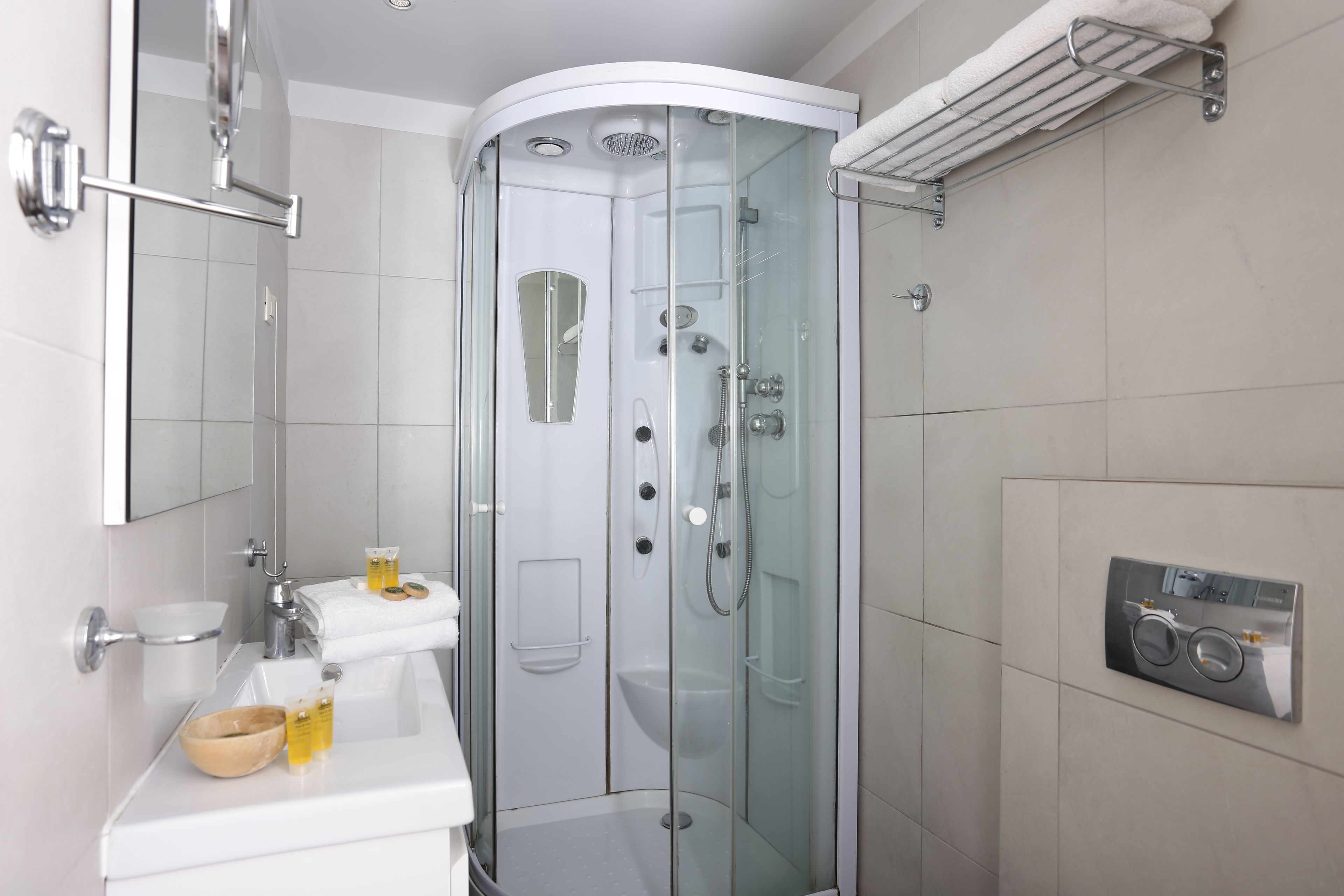 shower, hydromassage showerhead, free toiletries, hair dryer