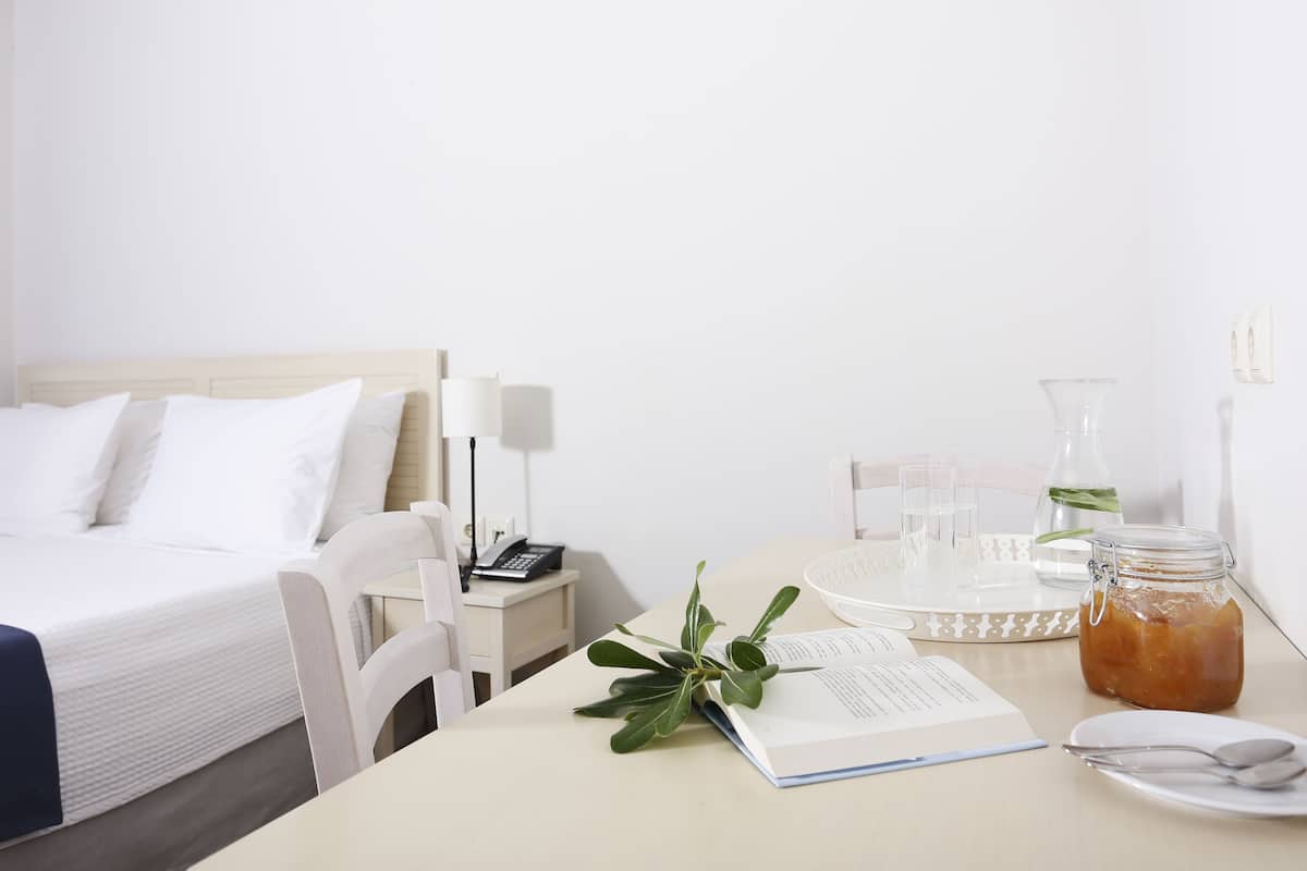 studio, sea view | in-room dining