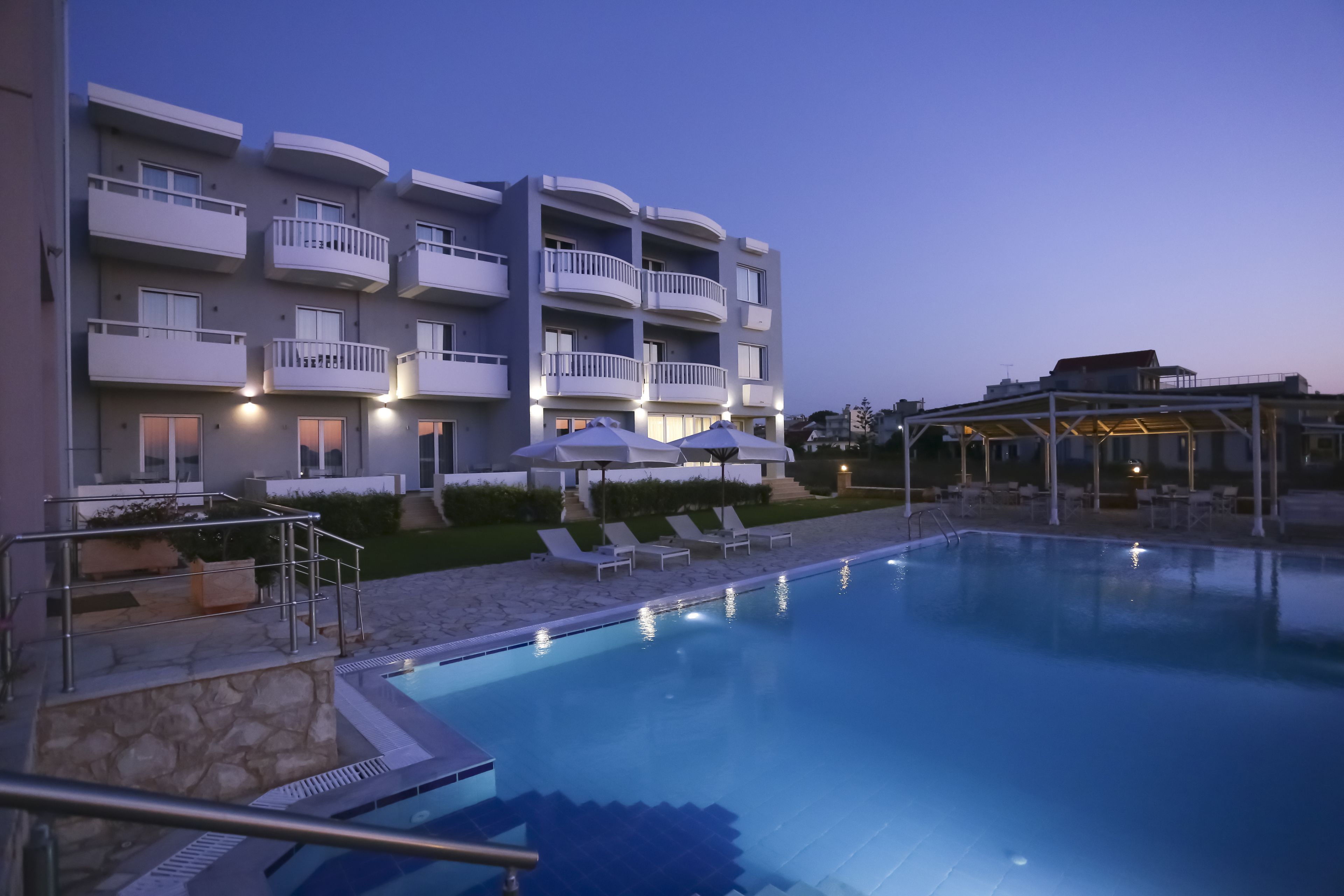 Un hôtel doté d’une piscine, de nombreux balcons et d’espaces extérieurs aménagés pour se détendre.