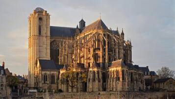 Una catedral histórica con una imponente torre campanario y detallada arquitectura gótica.