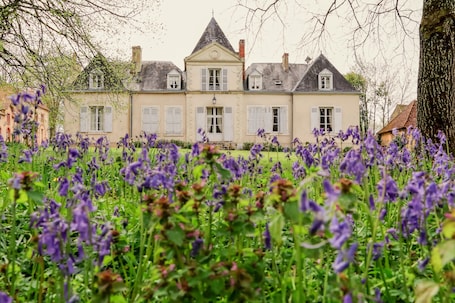 Front of property. Domaine de Chatenay - Le Mans