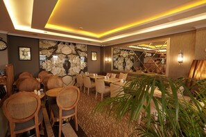 Phục vụ bữa sáng 