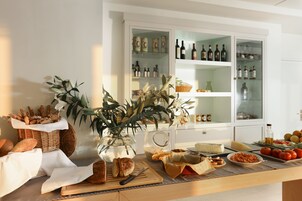 Desayuno buffet diario (EUR 9 por persona)