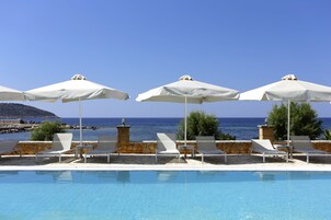 Una piscina al aire libre de temporada