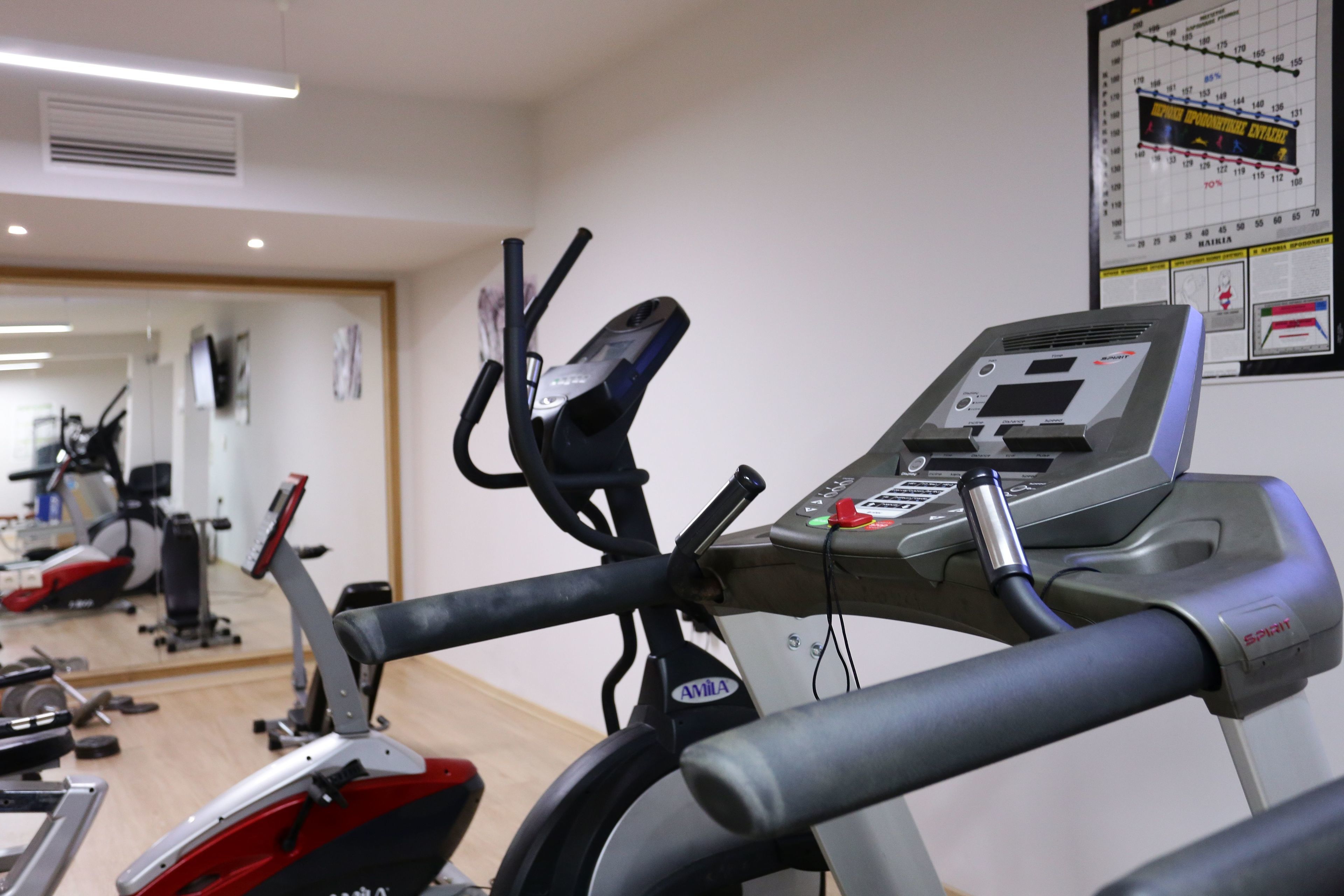 Ett gym med träningsutrustning, inklusive löpband och motionscyklar.