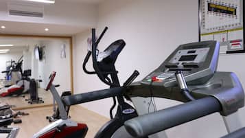 Ett gym med träningsutrustning, inklusive löpband och motionscyklar.