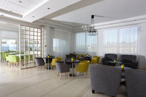 Lobby-lounge