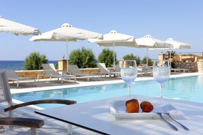Seasonal outdoor pool - Artina Hotel (Trifylia)