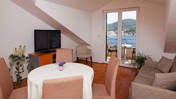 One-Bedroom Apartment Balcony Sea Vew | Opholdsområde | Fladskærms-tv