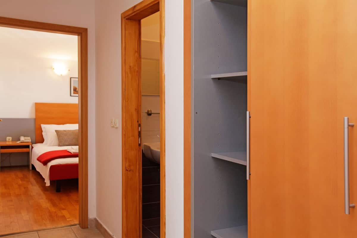 One-Bedroom Apartment with Balcony | 書桌、免費無線上網、床單