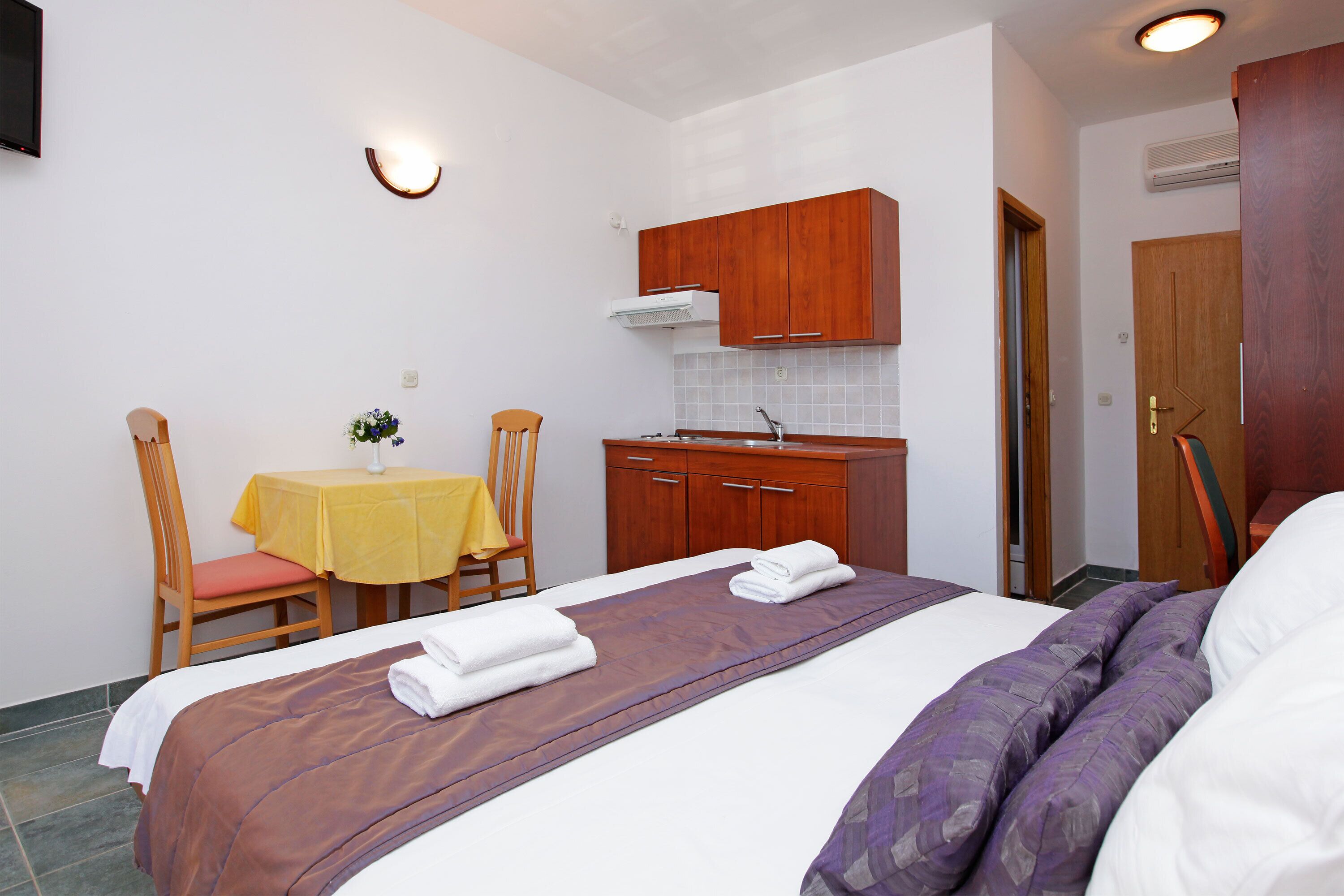 Studio Suite with Balcony Sea View | Desk, free WiFi, bed sheets