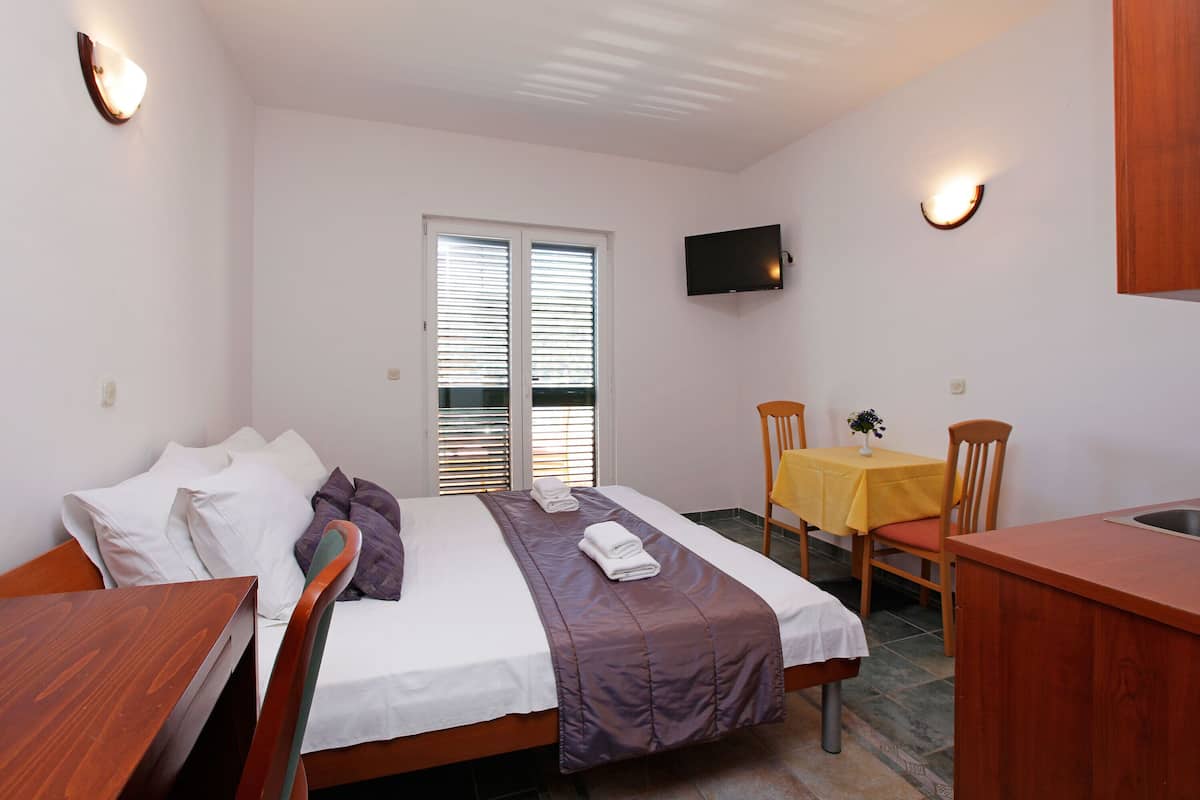 Studio Suite with Balcony Sea View | Skrivebord, wi-fi (inkludert) og sengetøy