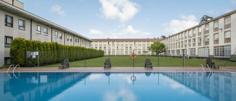 Outdoor pool, sun loungers