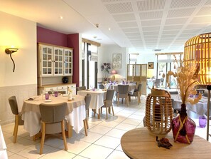 Se sirven almuerzos y cenas, restaurante con mesas al aire libre 