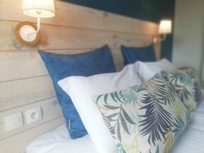 Premium bedding, pillowtop beds, desk, soundproofing - Hôtel l'Orée des Bois (La Breille-les-Pins)