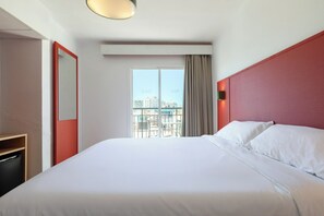 Habitación doble Confort, 1 cama Queen size | Ropa de cama hipoalergénica y caja de seguridad en la habitación 
