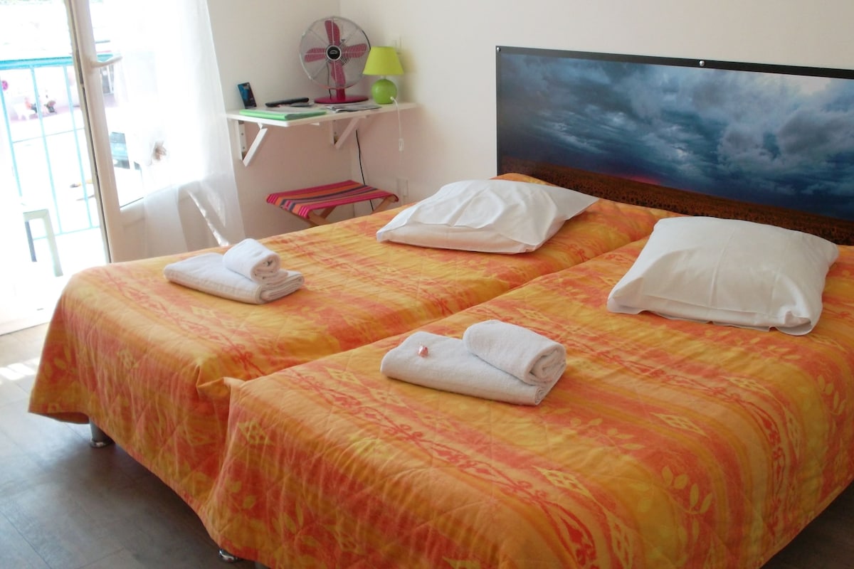 Zweibettzimmer, Nichtraucher, Strandblick | Schreibtisch, Bügeleisen/Bügelbrett, kostenlose Babybetten
